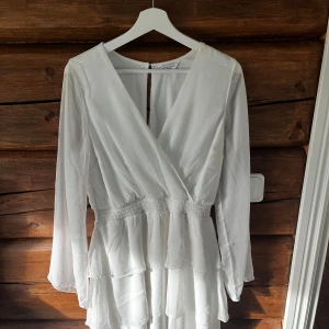 Studentklänning  - Från bubbleroom  Bra skick inga fläckar Använde bara på utspringet  Storlek L