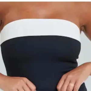 Tubtopp  - Svart / vit tubtopp, endast provat den 🥰