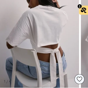 Open back tie tee  - Säljer denna populära/slutsålda t-shirt från Nelly💕 använd 3 ggr  Skickar bild om det förfrågas  Pris kan diskuteras 