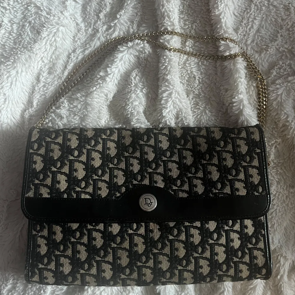 Säljer min vintage dior kuvertväska, då jag inte hittat något tillfälle att använda den än. Har ärvt den så har inte dustbags kvar tyvärr. Klicka inte på köp nu😇. Väskor.