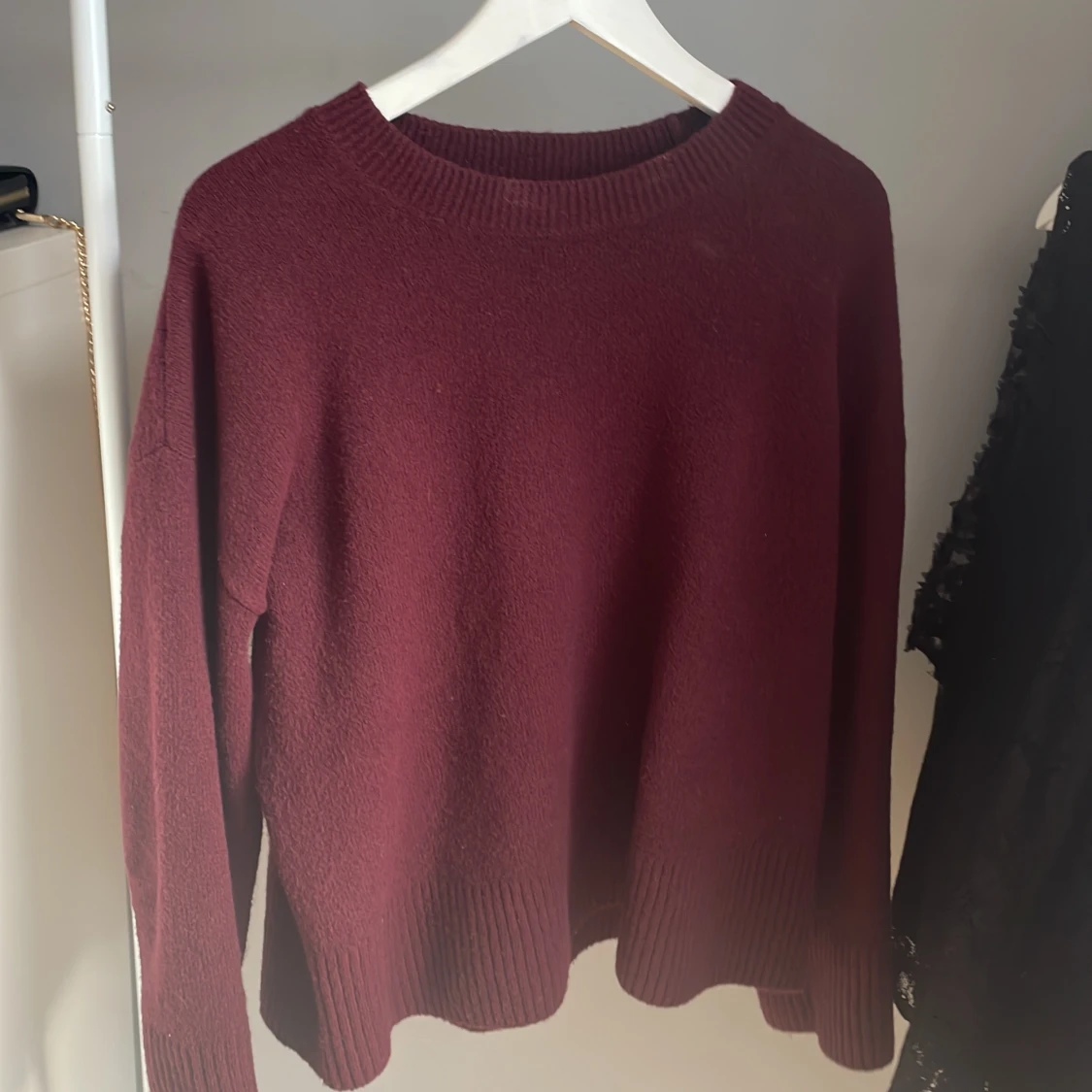 Stickad vinröd tröja  - 90