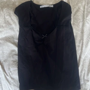 Söt svart topp i st xs - Toppen är endast testad och jag legat i rummet därav att den har samlat lite katthår🥲Toppen är jättefin och har en liten rosett i mitten av bröstet☺️