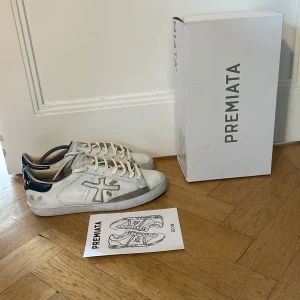 Premiata skor - Premiata skor[]Skicket är använt men är i relativt bra skick,skosnörerna är lite smutsiga men är inte jättesvårt o lösa[]pris är diskuterbart[]De är usprungligen köpta ifrån cettire[]Box samt kort tillkommer  MVH