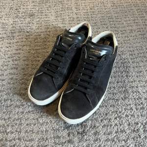 Säljer dessa riktigt snygga Saint Laurent SL/06 sneakers. Äktenhetsbevis finns, skriv om du vill se. Skick: 8/10 | pris: 2899 | storlek: 45, sitter sanningenligt | har du fler frågor eller prisförslag är det bara att skriva 😀👍✅