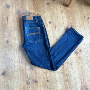 Nudie jeans - Säljer ett par nudie jeans skick 9/10 bara använd fåtal gånger. Storlek 32W 34L. Regular fit. Nypris 1600