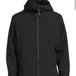 Cp company jacka - Cp company Jacka i medium  Nypris 5100kr Knappt använd