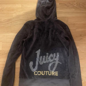 Juicy Couture kofta - Säljer en snygg juicykofta! I bra skick  🥰