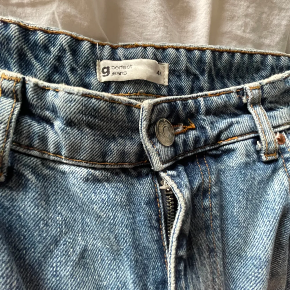 Ett par blåa jeans från Gina Tricot. Dom är uppsydda.  Annars inga fläckar eller sådant. . Jeans & Byxor.