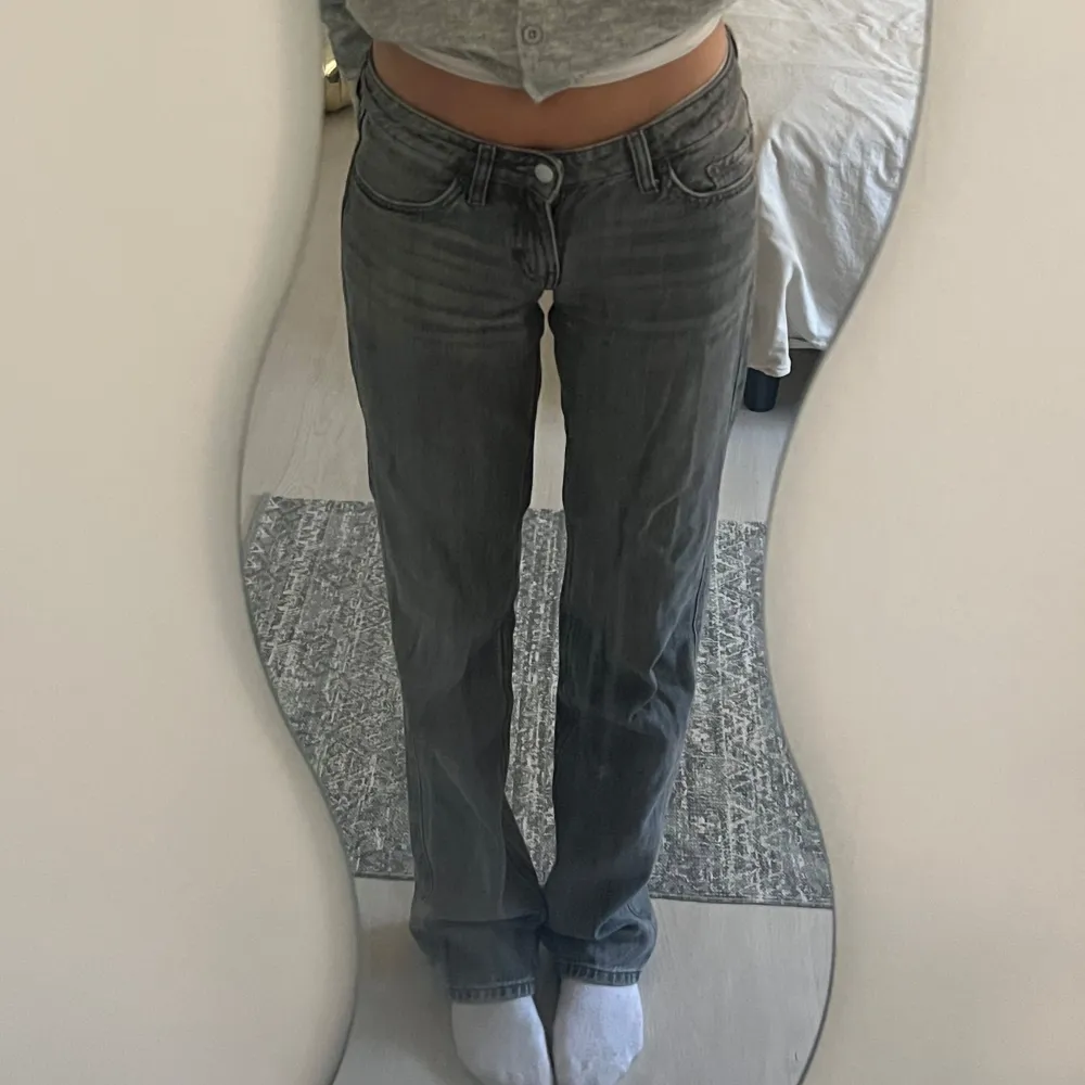 Low waist arrow jeans!😊 Perfekta för vardagsbruk och kan matchas med nästan vad som helst. Några defekter tillkommer, se bild. Syns inte mycket i helhet!💕. Jeans & Byxor.