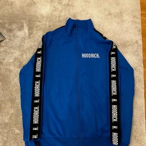 Hoodrich kofta - Hoodrich kofta. Säljer då den inte kommit till användning. Nytt skick.