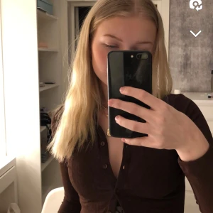 Skjorta - Brun skjorta som sitter tajt, väldigt fin. Bra skick. Väldigt fin till hösten Skriv för mer bilder🤎