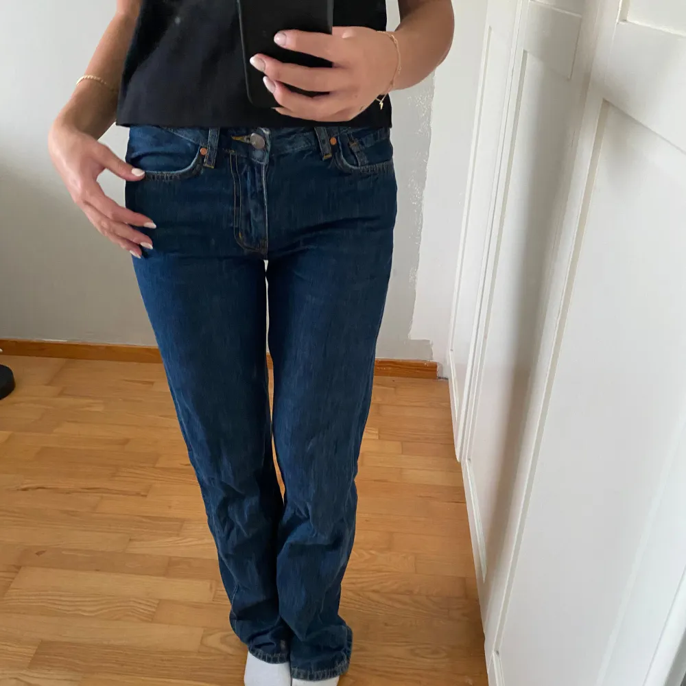 Säljer mörkblåa ”Low straight waist” jeans från Bikbok. Inga defekter. Midja:24 Längd: 32. Jeans & Byxor.