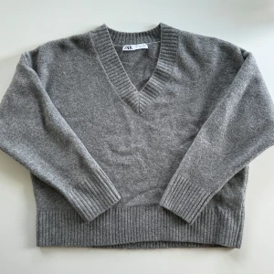 Zara Stickad Tröja 🩶 - Skickad Tröja från Zara perfekt till hösten 🩶 Är jätte fin! Storlek S men rekommenderar till XS. Pris är 180