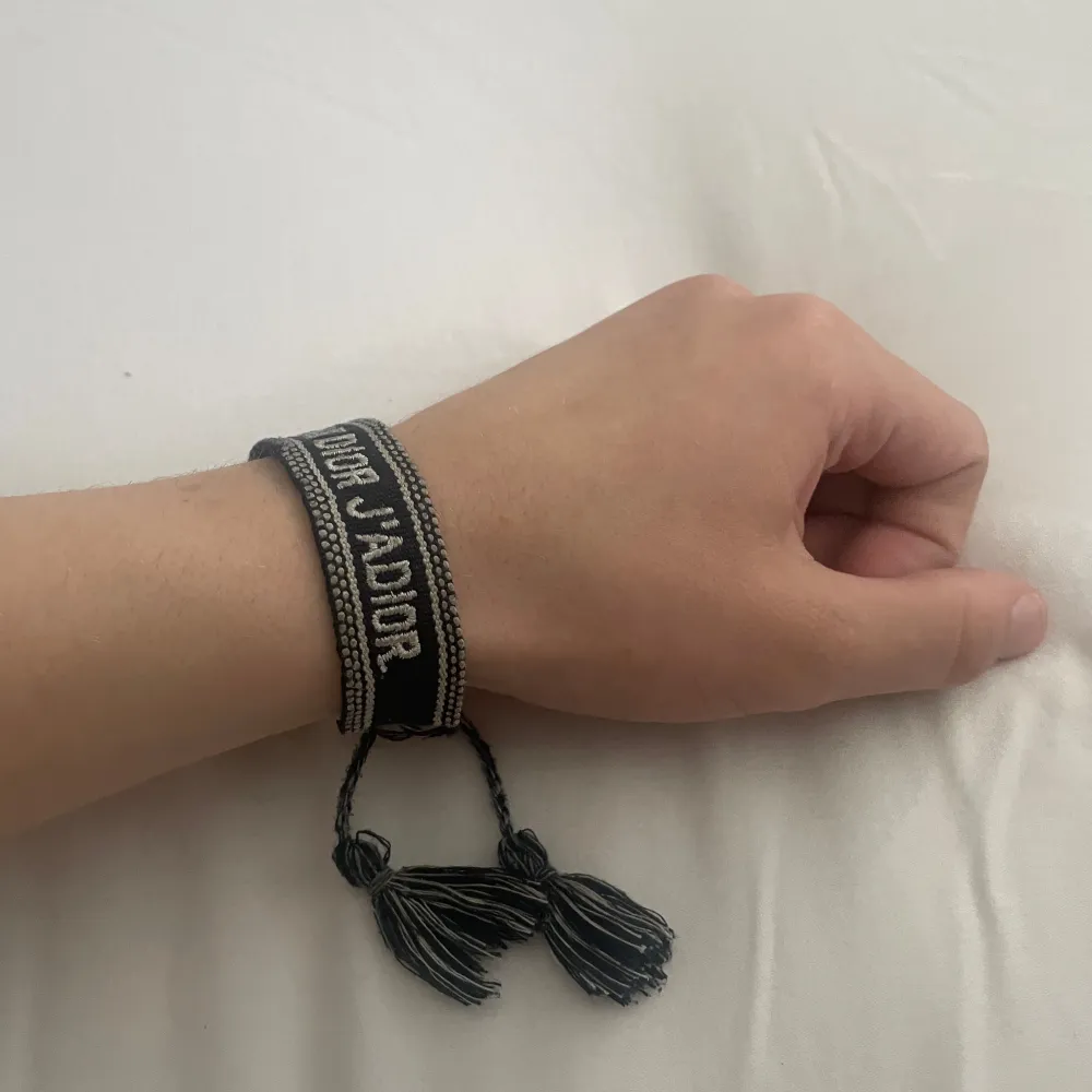 säljer mitt christian dior armband, för det inte kommer till användning. hör av er om ni är intresserade eller har frågor. Accessoarer.