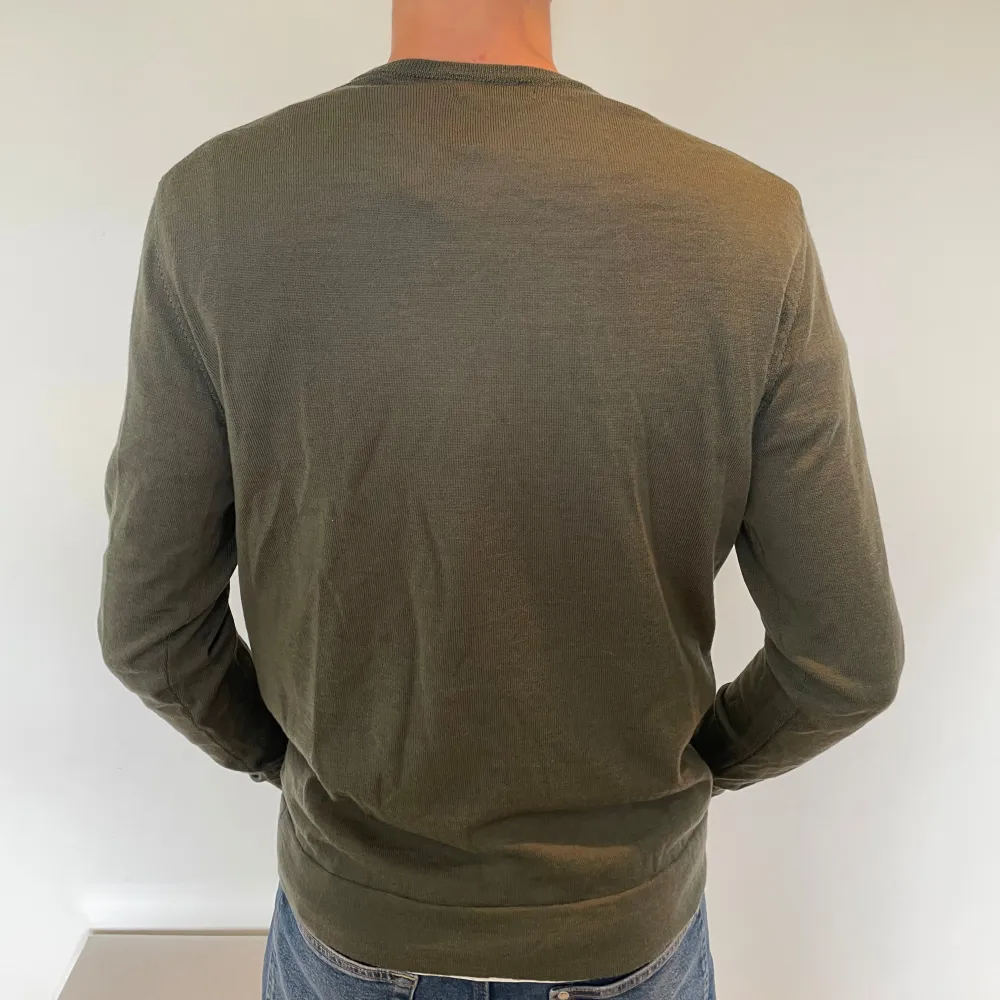 Produkt: Pullover från lindeberg i en grön färg som man kan dressa med både t-shirt och skjorta under. Skick: 8/10 Storlek: L passar som M Modellen: 185 cm. Neuleet.