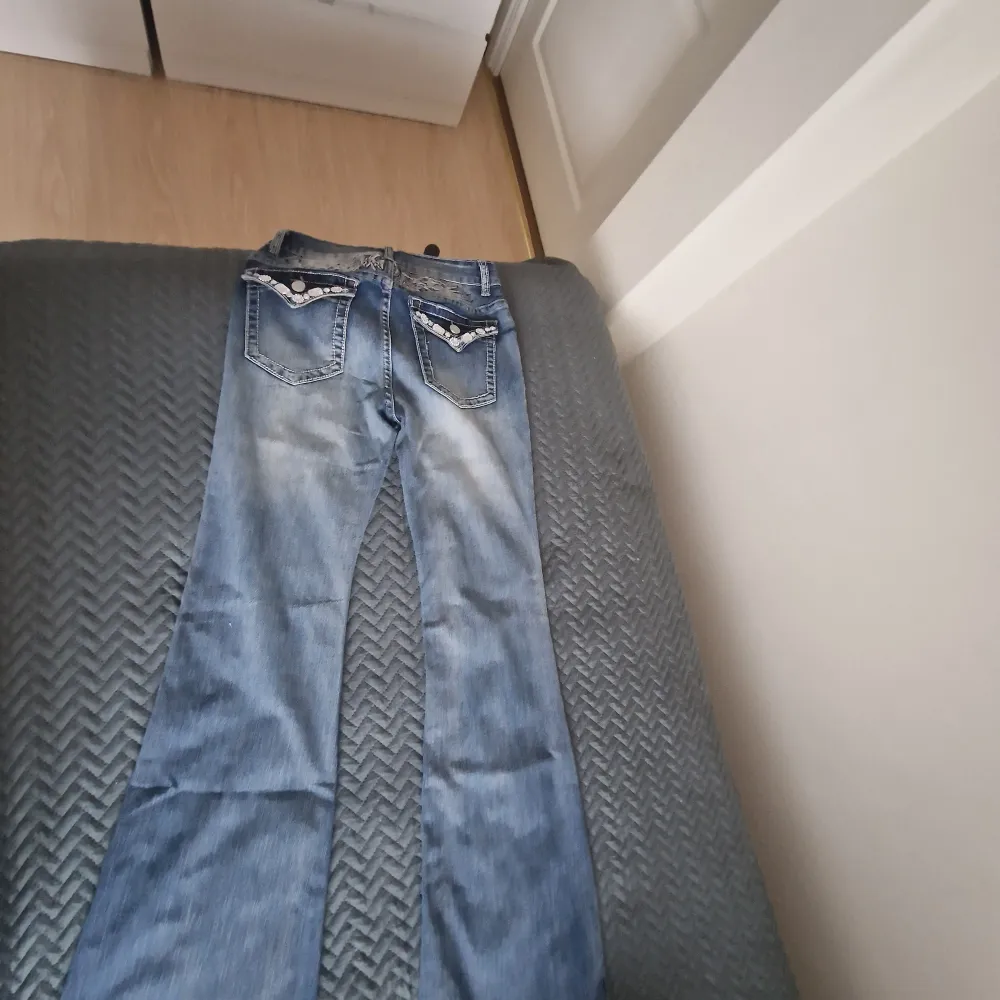 Köpte dom förra veckan Low waist sitter snyggt på midjan Säljer dom för att dom var lite tighta på midja . Jeans & Byxor.