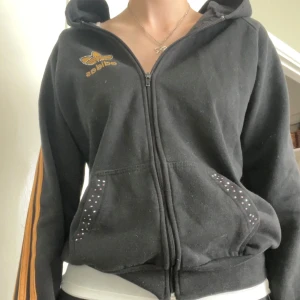 Cool adidas zip - Cool adidas zip med rhinestones! Köp me instabox innan kl 20.30 för å få frakt samma dag😽