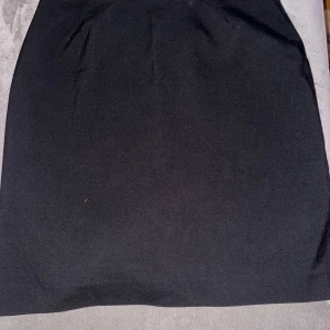 Kjol  - Snygga svarta kjol från HENNES Collection. Passar bra tillsammans med olika tröjor eller linne. 