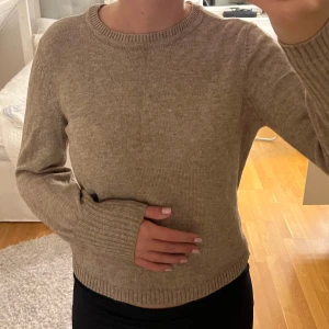 Stickad tröja - Beige/brun stickad tröja perfekt till hösten i mycket bra skick!
