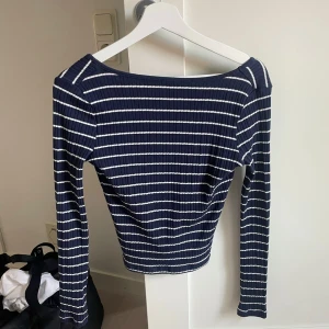 Lånärmad tröja - Super fin långärmad tröja från NAKD. Lappen är avtagen men den är helt ny. 