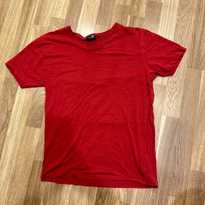 Röd t-shirt - En röd t-shirt i bomull från JC i storlek S. T-shirten har en normal passform och korta ärmar. Oanvänd! 