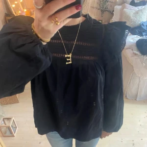 Volangblus - Supersöt blus från Kappahl, står ingen storlek men passar s/m. Lånade bilder förutom sista! 