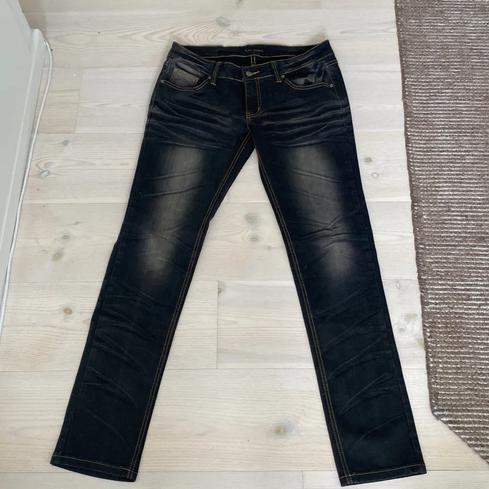 Säljer dessa Nudie Jeans då de tyvärr är för små. De är i en riktigt fet tvätt och 10/10 skick! Storlek 32/32. Passform slim👍 Skriv för frågor eller prisförslag!. Jeans & Byxor.