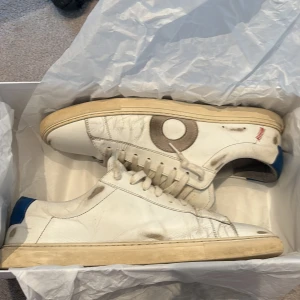 Oliver Cabell Low 1 Sneakers - Säljer ett par Oliver Cabell Low 1 sneakers i färgen 'Cowboy'. Storlek 44, kommer i originalförpackning. Perfekta för en avslappnad och stilren look! Väldigt fint skick. Pris kan diskuteras 