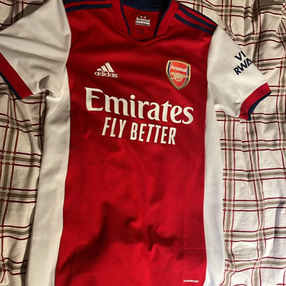 Arsenal tröja ,skick 10/10 använd ett par fåtal gånger. Storlek S men väldigt stor skulle nog säga M, Odegard nmr 8. Original pris=1100, mitt pris=450. T-shirts.