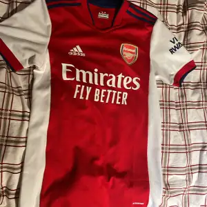 Arsenal tröja ,skick 10/10 använd ett par fåtal gånger. Storlek S men väldigt stor skulle nog säga M, Odegard nmr 8. Original pris=1100, mitt pris=450