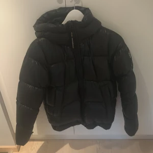 Peakperformance jacka - En svart peakperformance jacka i storlek S/36 i svart, den har 1 skada på armen som blev lite slitet, men är enkelt att laga! Skriv om ni har frågor💕💕