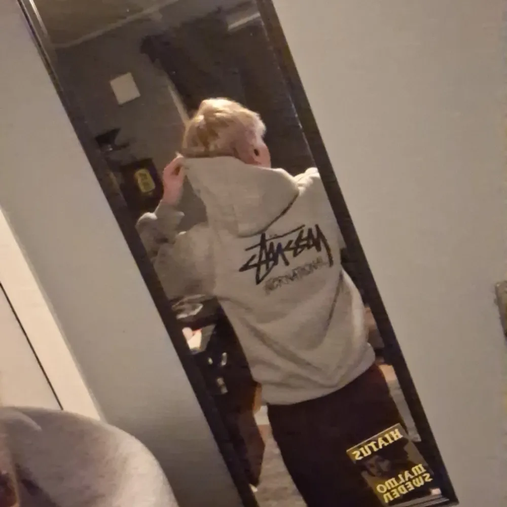 Perfekt för kallt och blåsigt väder  En är i bra kvalite. Skriv för fler bilder eller om ni har frågor. Priset kan diskuteras.. Hoodies.