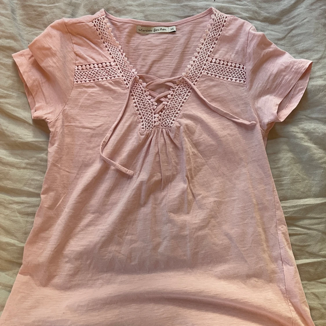 Rosa topp med spetsdetaljer från Lorie for her