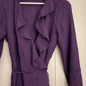 Lila festkänning  - Lila klänning i fint skick. Köpt på other stories eller gina tricot (har klippt bort lappen och kommer inte ihåg)