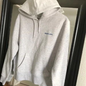Arigato hoodie  - Axel Arigato hoodie i storlek S. Snören saknas men utöver det i superfint skick! Säljer pga kommer inte till användning. Nypris 1600kr.