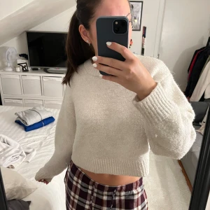 Stickad tröja  - Vit stickad tröja från H&M i storlek s, tvättad 2 gånger och är lite kortare men har fortfarande långa ärmar🩷