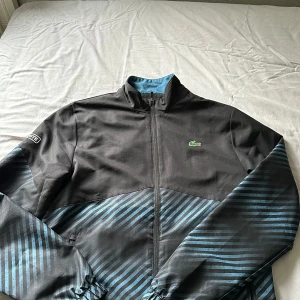 LACOSTE TRACKSUIT - Köptes för 3100 Användes aldrig bara testad pga den inte passade   Går o diskutera om priset vid snabb smidig affär  Mvh
