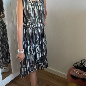 Säljer en sommar klänning❤️ - Säljer en fin skolavslutnings klänning/sommar klänning. Jättefin och bära på❤️ pris går å diskutera och om man vill ha extra bilder så fixar jag😄