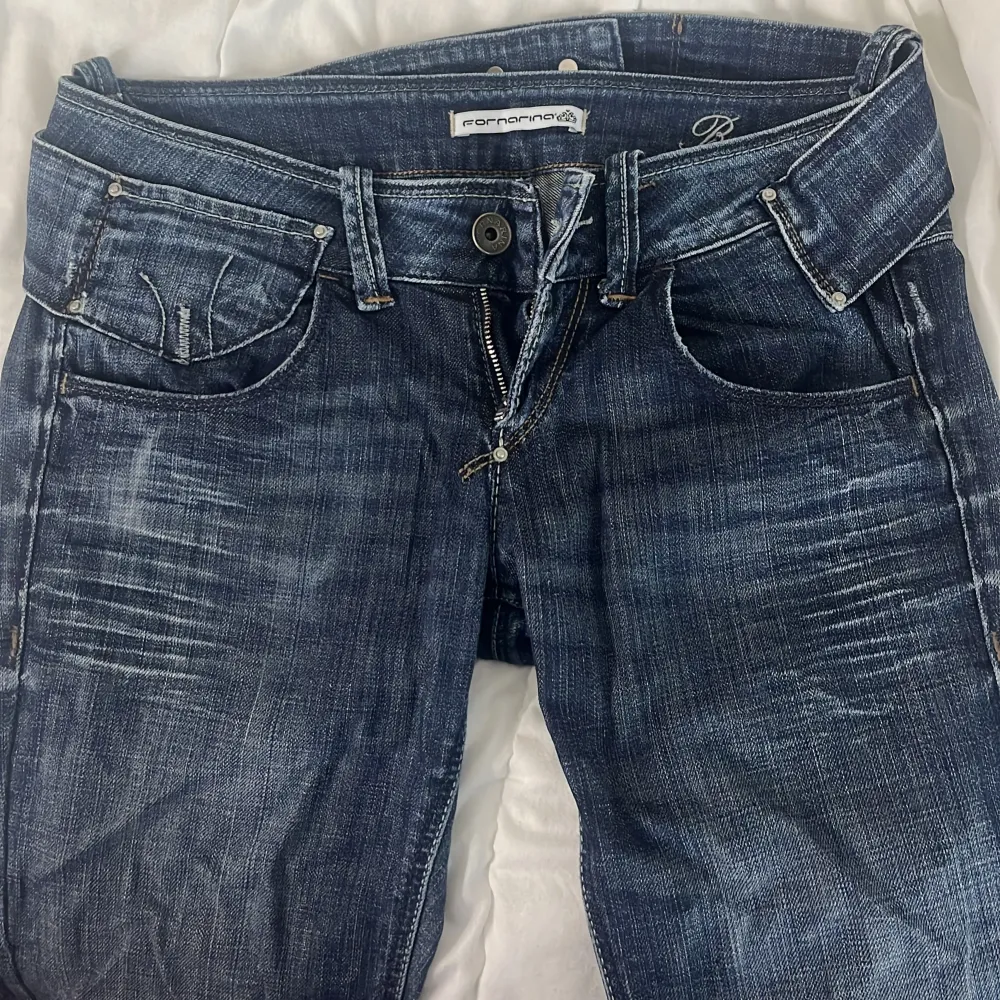 säljer dessa jeans då de tyvärr inte passar mig, de är köpta secondhand men märket är fornarina. strl 28 men passar någon som har strl S i jeans och är ca 160-165.. Jeans & Byxor.