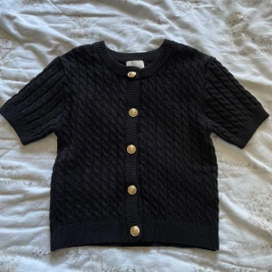 kabelstickad kofta - ej använd i nyskick, skickas med extra knapp.