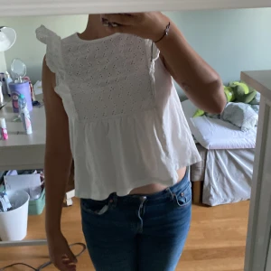 Vit blis - Fin vit blus som nyligen är köpt men inte kommer till användning