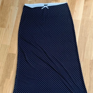 Svartprickig midikjol - svartprickig midikjol från bikbok. Super fin och passar perfekt till höst