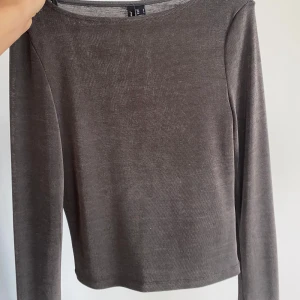 Silver/svart tröja - Tröja från Vero Moda.Den är grå/svart som glimmrar. Köpte den för något år sedan men bara hängt i min garderob