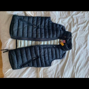 Parajumper super lightweight väst Strl S - Hej säljer min Parajumper Väst.QR kod finns och köpt på care of carls!  OBS:Säljer billigare då jag inte hittar kvittot och sömnen i inne fick har gått av.  Kan gå ner i pris vid bra överenskommelse.