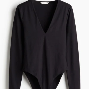 V-ringad body dam - Svart v-ringad body i storlek xs ifrån hm. Kommer aldrig till användning derför säljer jag den.☺️