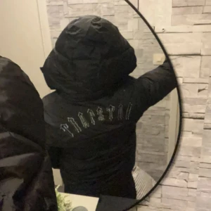 Trapstar jacka  - Säljer nu en trapstar jacka på riktigt bra skick, använd endast en vinter och är perfekt nu till kommande vintern i storlek M