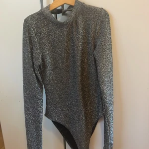 Body - Jättefin glittrig body, köpt förra året men aldrig använt Storlek s/xs