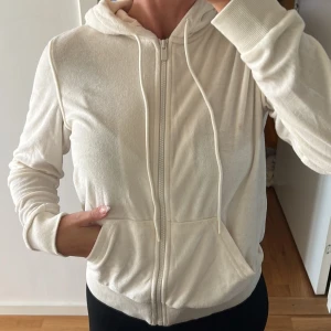 Ljusbeige frotté tröja Xs - Säljer en ljusbeige luvtröja i frotté material. Storlek Xs. Knappt använd i väldigt fint skick. Säljer för 50 kr. Köparen står för frakten! 