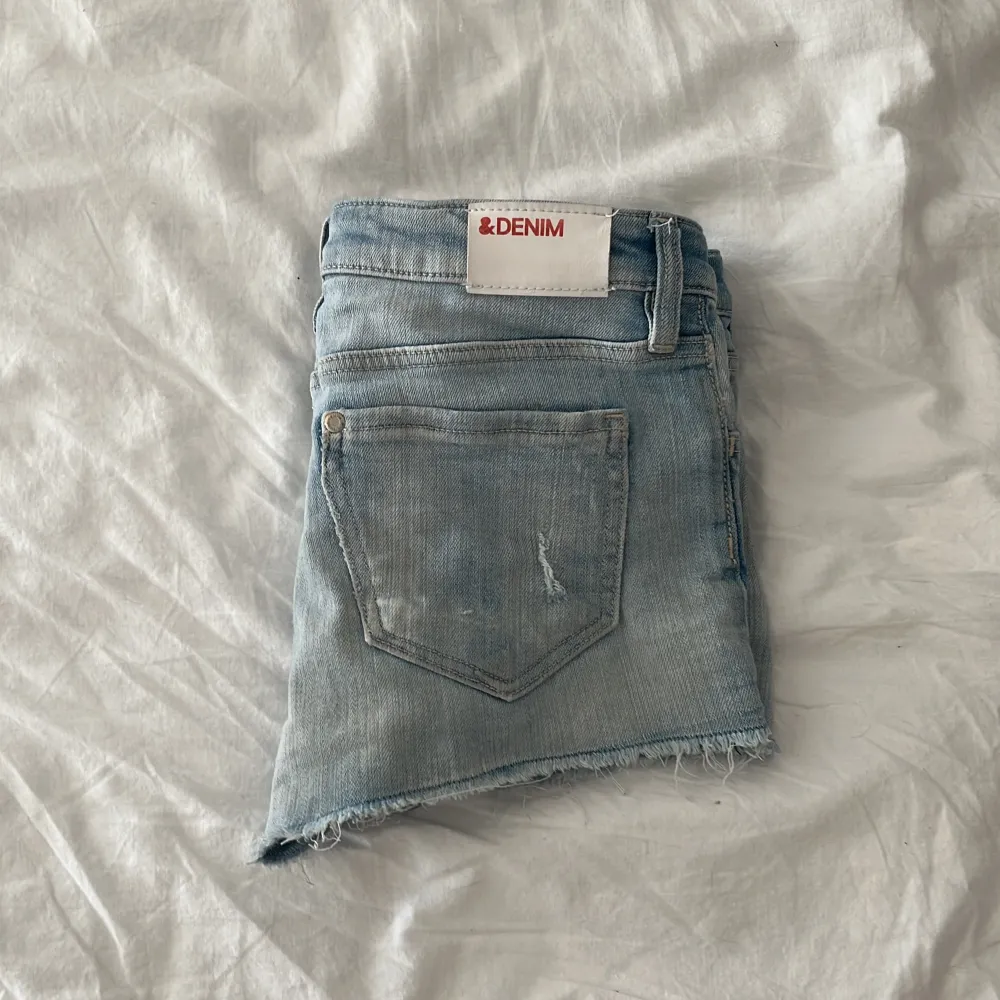 Jeans shorts i storlek 140 9-10y vet inte vart dom är köpta men har använt ganska många gånger men är i bra skick 👌🏻. Shorts.