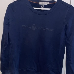 Sail Racing tröja - Sailracing tröja marinblå. Stl xs. Hör av er vid frågor/fler bilder.